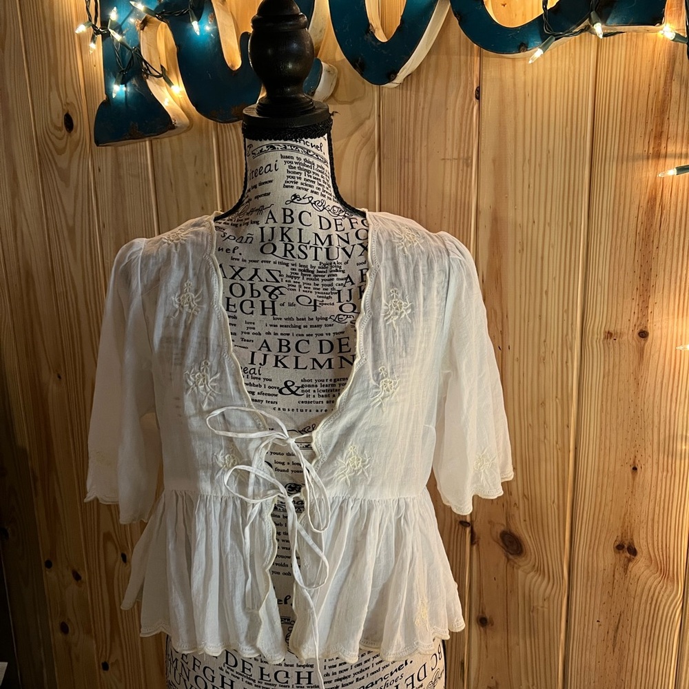 🌸🦅🤍American Eagle Outfitters White Lace-Up Blouse🤍🦅🌸 - Picture 3 of 13